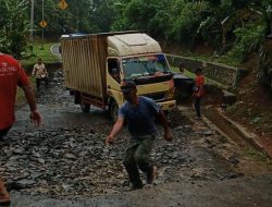 Jalan Penghubung Antar Provinsi di Lebak Ambruk Menghambat Lalulintas
