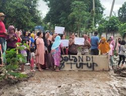 Ratusan Emak Emak Kampung Dengung Blokir Jalan Desa