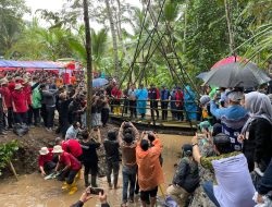 Semangat di Tengah Hujan: Kehangatan Warga Mancak Sambut Menteri Yandri dan Bupati Terpilih Ratu Rachmatu di Kick Off HKSN 2024