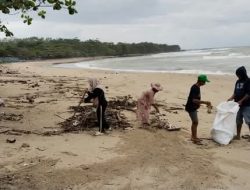 Jelang Nataru 2024-2025, Bumdes Warna Jaya Bersama Masyarakat Bersihkan Sampah dan Perbaiki Jalan Wisata