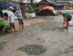 Sering terjadi Kecelakaan, Warga Ciktim Perbaiki Jalan Rusak