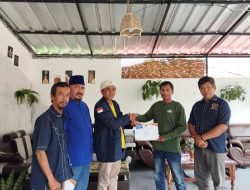 Ketua PWI Lebak Didampingi Sekjen PWI Banten Serahkan Sertifikat KLW Lanjutan