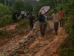 Jalan Rusak Parah, Seorang Pasien Ditandu Sejauh 5 Kilometer