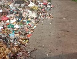 Warga Cihara Keluhkan Tak Terurusnya  Sampah di TPA Cihara Numpuk Kejalan