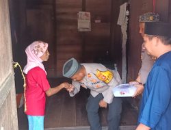 Usai Sholat Jum’at Polsek Muara Pinang Dor To Dor Bagikan Sembako Kepada Masyarakat