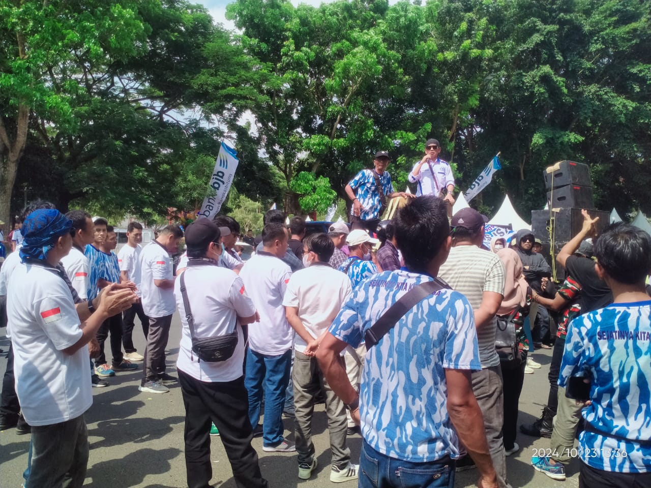 Eli Sahroni Ketua Umum Ormas Badak Banten Perjuangan yang dijuluki King Badak dengan slogan sang pengendali kegelapan soroti kasus Bank BJB Rangkasbitung, Pada Kamis (23/01/2025).