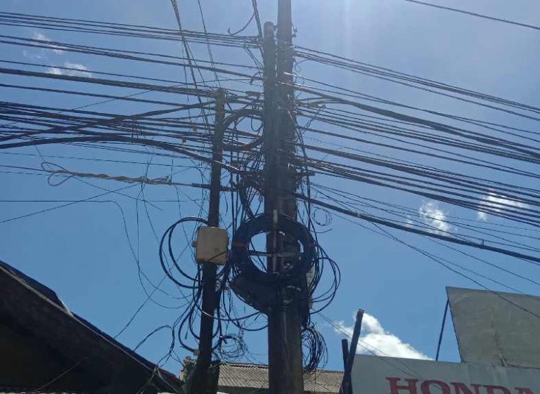 Kabel Wifi terlihat semberaut di salah satu tiang