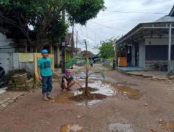 Belasan Tahun Jalan Rusak, Pemerintah Seolah Lepas Tanggung Jawab