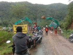 Kendaraan Pengangkut Excapator Masuk Solokan Ganggu Pengguna Jalan