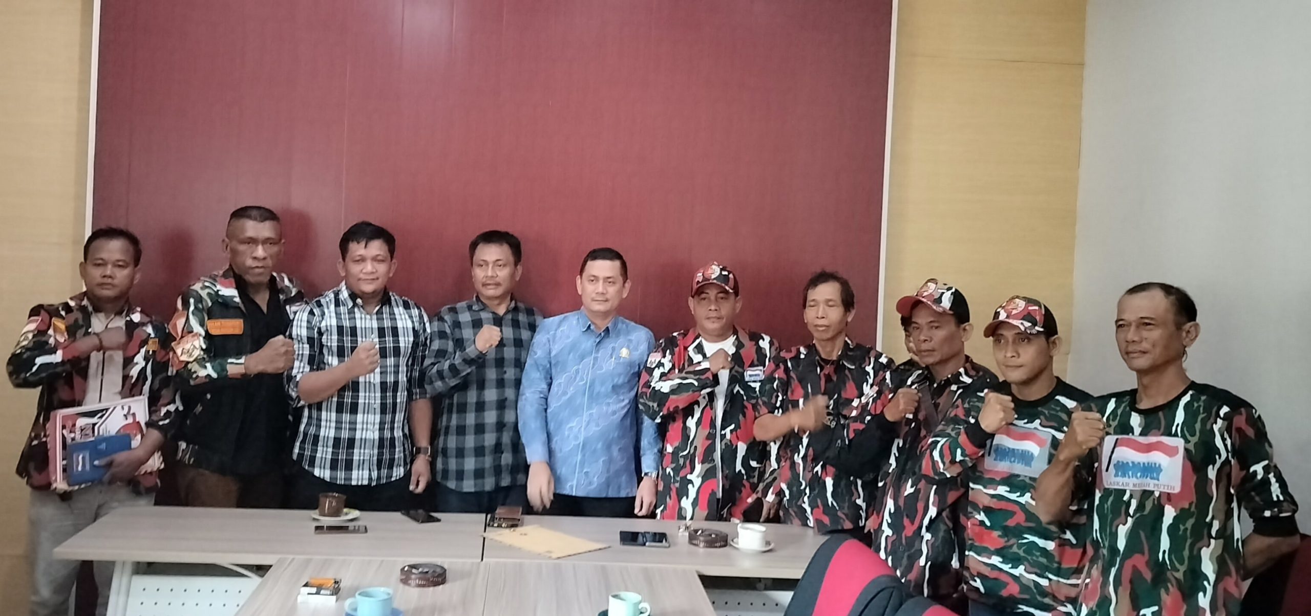 Ormas LMP Audiensi dengan Komisi II DPRD Kabupaten Lebak prihal bangunan sekretariat Ormas Ilegal menggunakan fasilitas Disperindag Kabupaten Lebak, pada Rabu (05/02/2025).