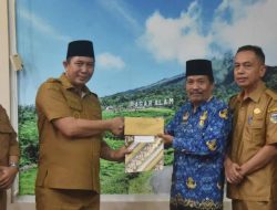 Serahkan Penghargaan dan Kartu Pensiun ASN Purna Tugas, Ini Pesan Wali Kota Pagar Alam Ludi Oliansyah