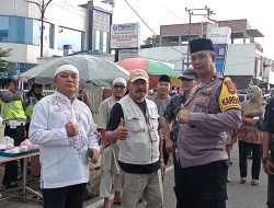 Ditengah Hujan, Polres Pagar Alam Bersama Media Bagikan Takjil Kepada Masyarakat