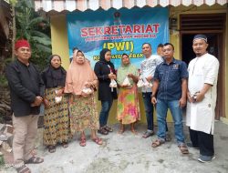 PWI Lebak dan PT Cahaya Technology Unggas Bagikan Telur untuk Warga Kurang Mampu di Bulan Ramadhan