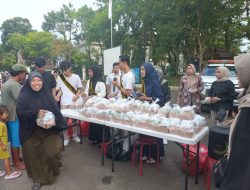 Ikut Memaknai Keberkahan Ramadhan, DPC IPeKB Kabupaten Lebak Bagikan 350 Paket Takjil Gratis di Alun-alun Rangkasbitung