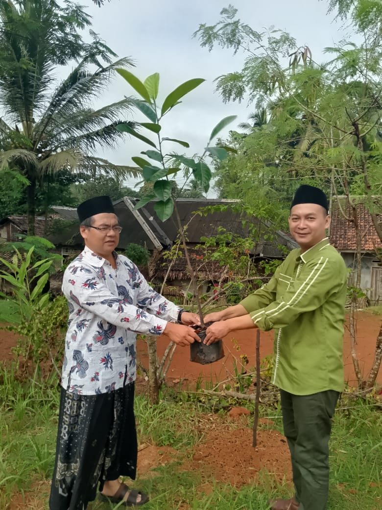 Farid Mukti Ketua HIPKA Lebak berikan 1000 bibit pohon, pada Jum'at (18/04/2025).