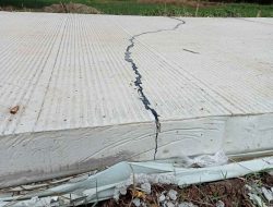 Baru Hitungan Hari, Pembangunan Jalan Poros Desa Sanding Sudah Retak