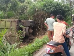 Truck Pembawa Limbah Batubara Terperosok