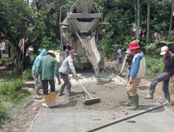 Warga Apresiasi Pembangunan Jalan di Kampung Cipatat