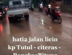 Efek Adanya Galian Tanah Merah Jalan Raya kotor dan licin