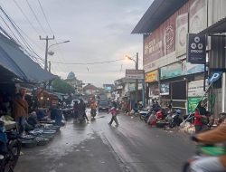 Kondisi Jalan Raya Pasar Malingping Semrawut, Limbah Ikan Cemari Badan Jalan