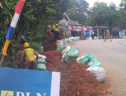 Proyek Galian Kabel PLN Diduga Tidak Memperhatikan Keselamatan Pekerja