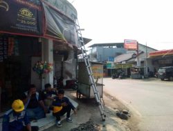 Kabel Jaringan Optik yang Terjatuh di Perempatan Malingping Diperbaiki Petugas Icon Plus