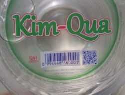 Air Kemasan Bermerek Kim-Qua Diduga Tidak Layak Konsumsi, Ditemukan Serpihan Debu dan Bercak Hitam