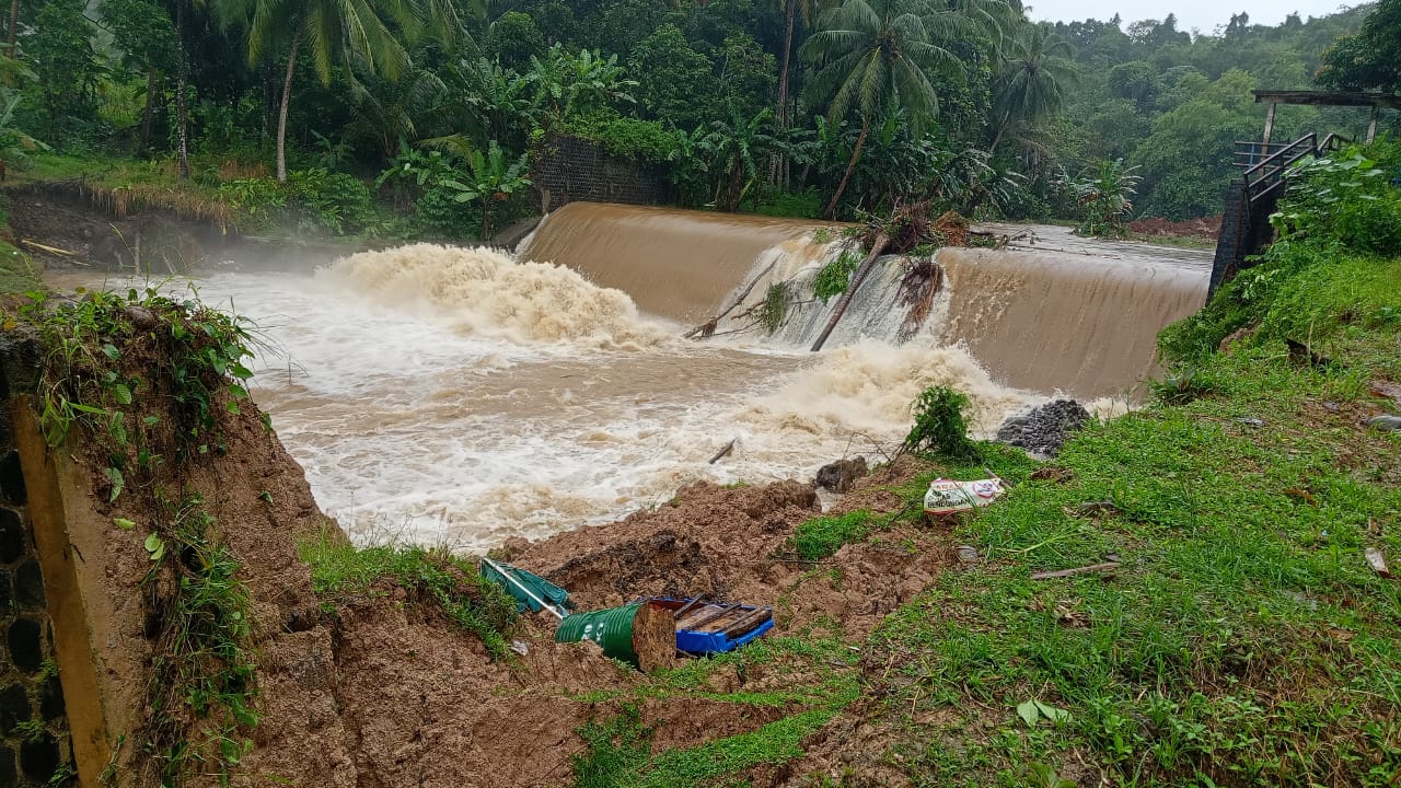 Bendungan Badudun yang berlokasi di Desa Banyubiru, Kecamatan Labuan, Kabupaten Pandeglang, mengalami longsor pada Kamis (15/1/2025).