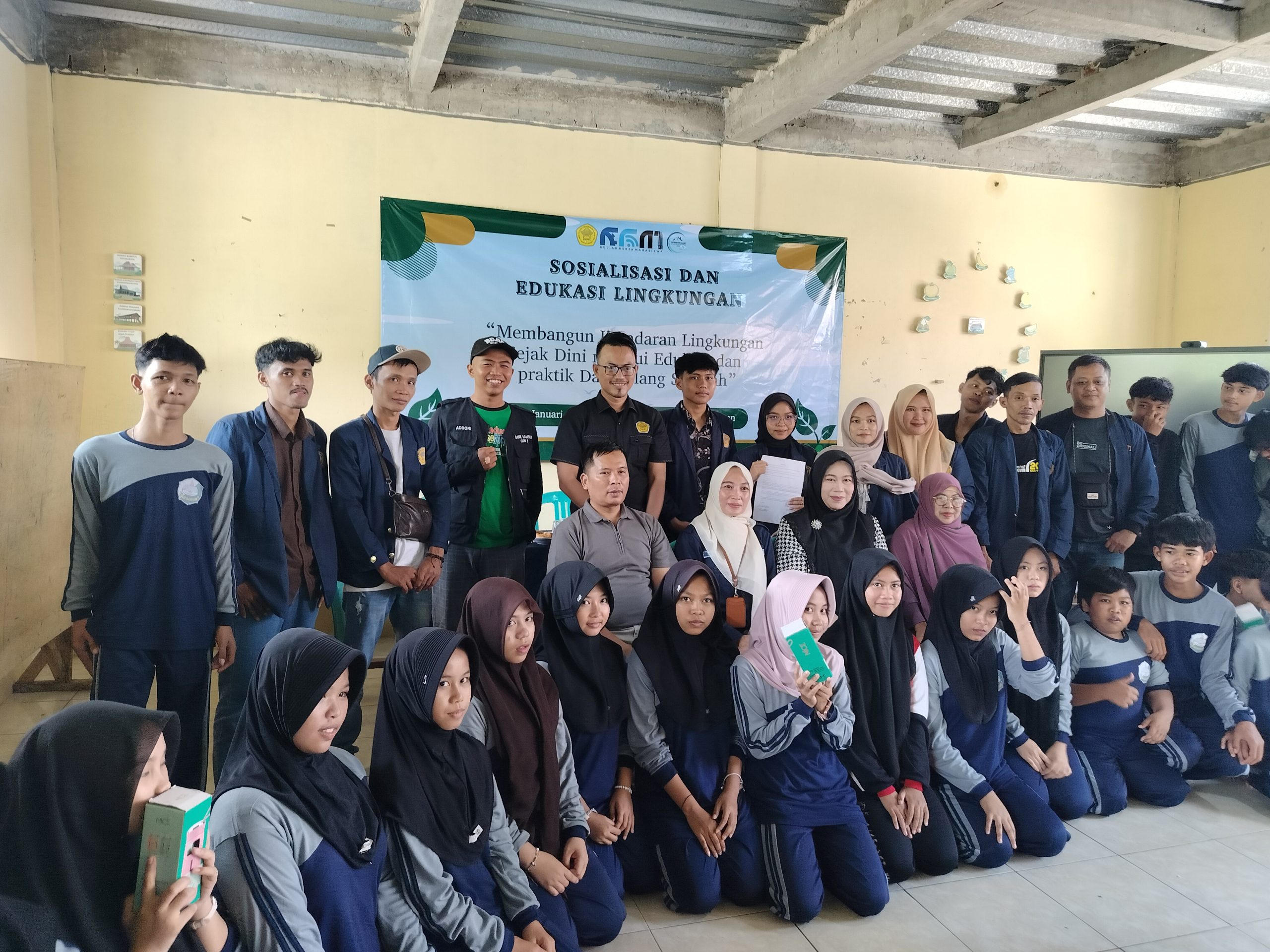 Legislator Pandeglang Sri Widayanti, Fraksi PKB Pandeglang berkolaborasi kebijakan dengan para mahasiswa dalam edukasi lingkungan, pada Sabtu (31/01/2026).
