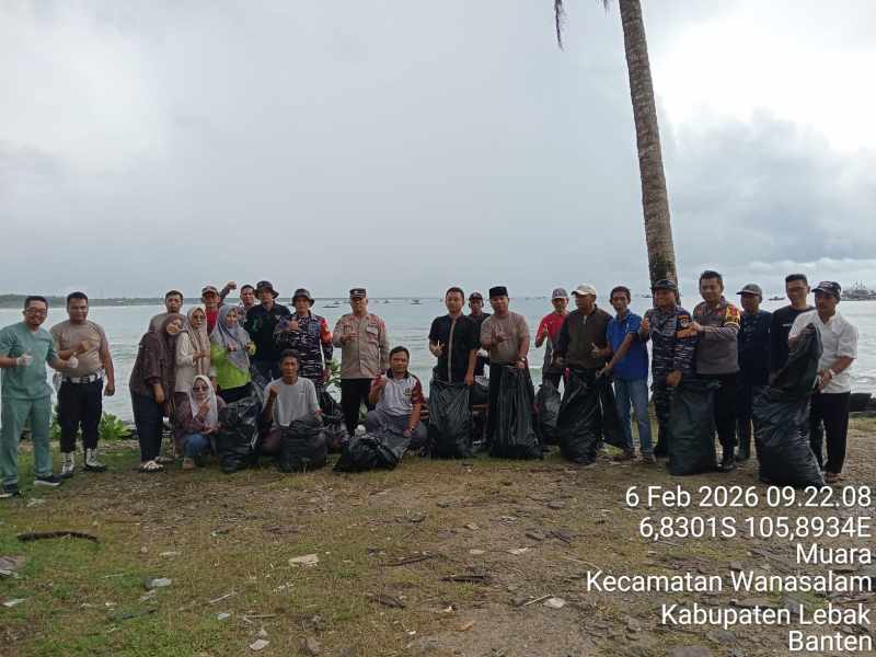 Kerja Bakti di Pantai Binuangeun: Polri, Forkopimcam dan Masyarakat Wujudkan Lingkungan Bersih