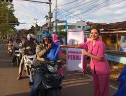 Wujud Kepedulian Dan Cinta Kasih Terhadap Sesama,Ketua Bhayangkari Polres Pagar Alam Ny. Nura Januar Pimpin Pembagian Takjil