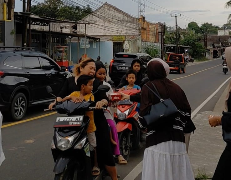 Badan Eksekutif Mahasiswa STISIP Banten Raya, Ormawa, UKM gelar berbagi takjil gratis pada Rabu, (11/03/2026).