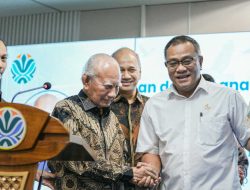 KLH Tegaskan Pembangunan Sejalan Pelestarian Alam, Anugerahkan Penghargaan kepada Emil Salim
