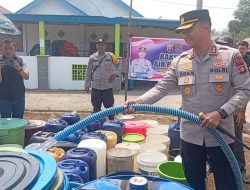 Bagikan Air Bersih Di Kampung KB Kapolres Tekankan Anggota Nya Konsisten Dalam Membantu