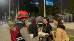Antisipasi Debu Vulkanik Anak Krakatau, Polda Metro Jaya Bagikan Masker ke Warga Jakarta