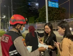 Antisipasi Debu Vulkanik Anak Krakatau, Polda Metro Jaya Bagikan Masker ke Warga Jakarta